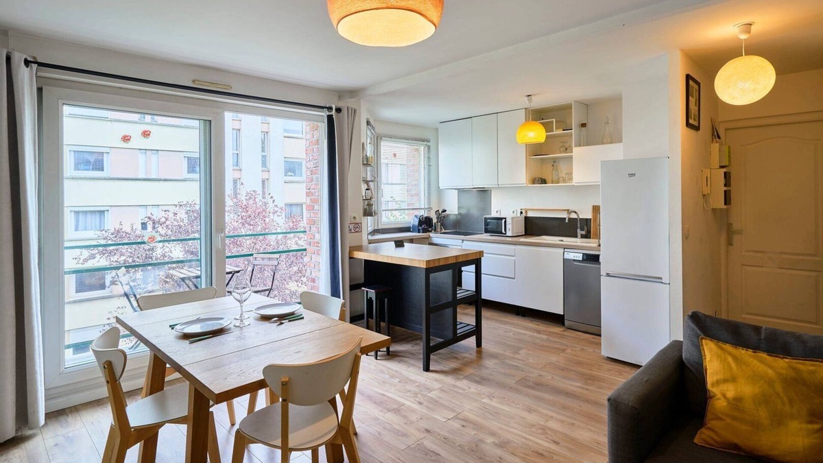 Saint-Maurice Pellevoisin Apartment | Apartment balcony/parking space near train station