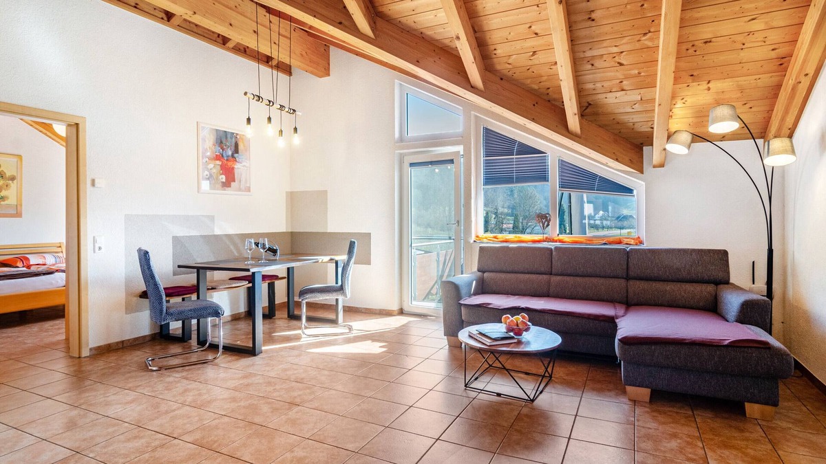Stockach Apartment | Apartment 'Baumkrone' with Shared Garden, Balcony and Wi-Fi