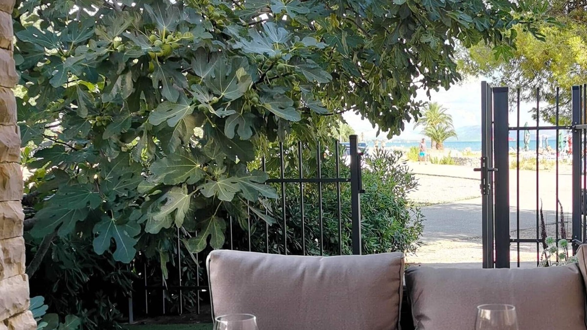 Srima Apartment | Apartment Beachfeeling First row to the sea, private garden and parking lot
