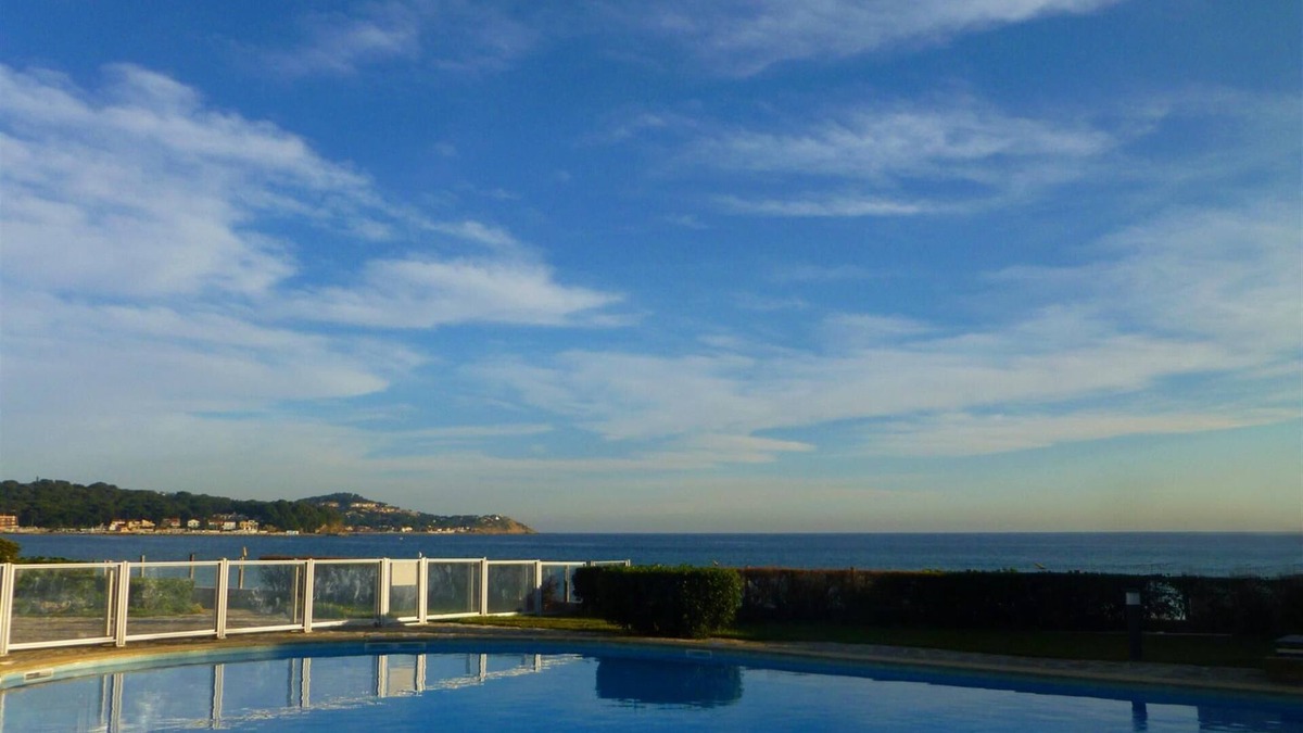 Les Sablettes Apartment | Apartment beachfront, direct beach access, swimming pool, air cond., wi-fi, park