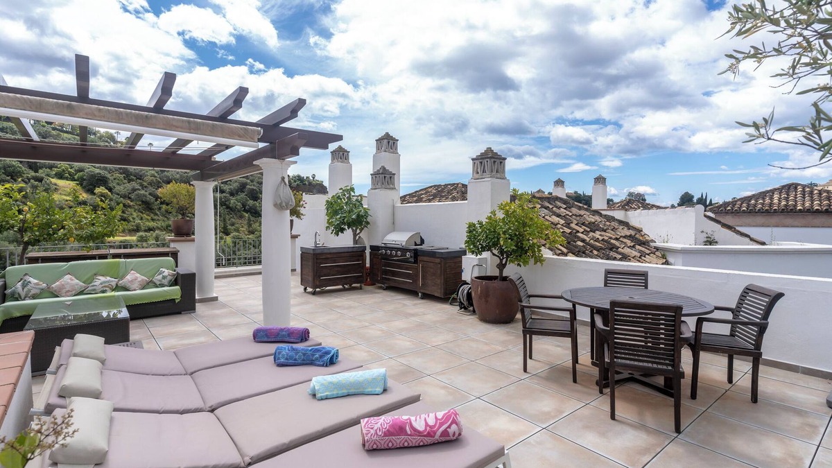 Benahavis Apartment | Apartment 'Beautiful Penthouse with Solarium', Mountain View, Pool, Garden & Wi-Fi