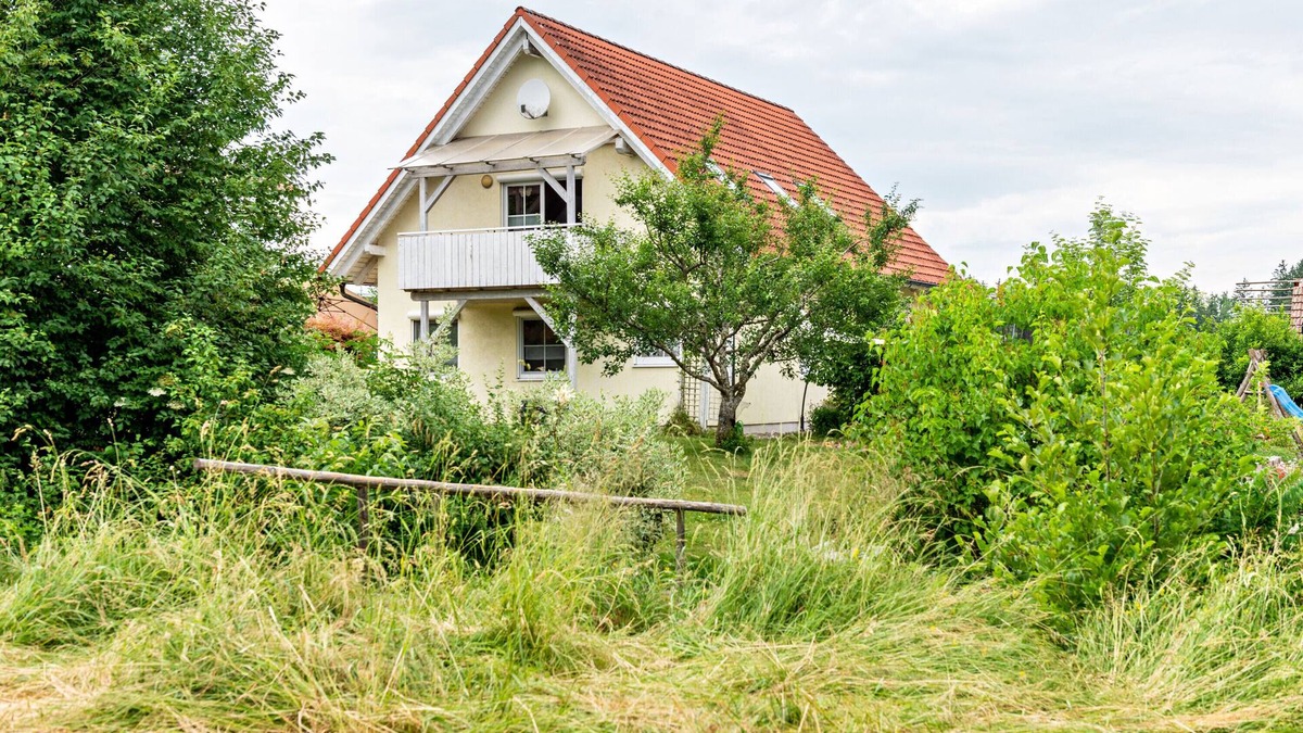 Owingen Apartment | Apartment "Beutenmühle Straussenfarm Dach" with Shared Garden & Balcony