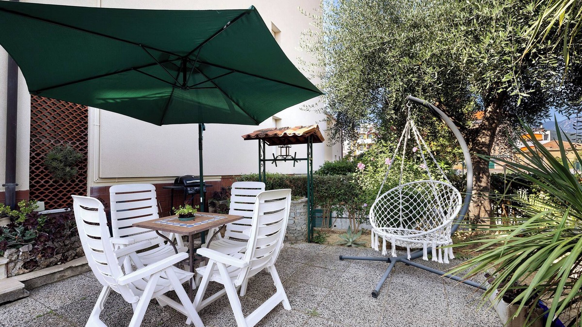 Pietra Ligure Apartment | Apartment 'Bouganville' with Private Terrace and Wi-Fi