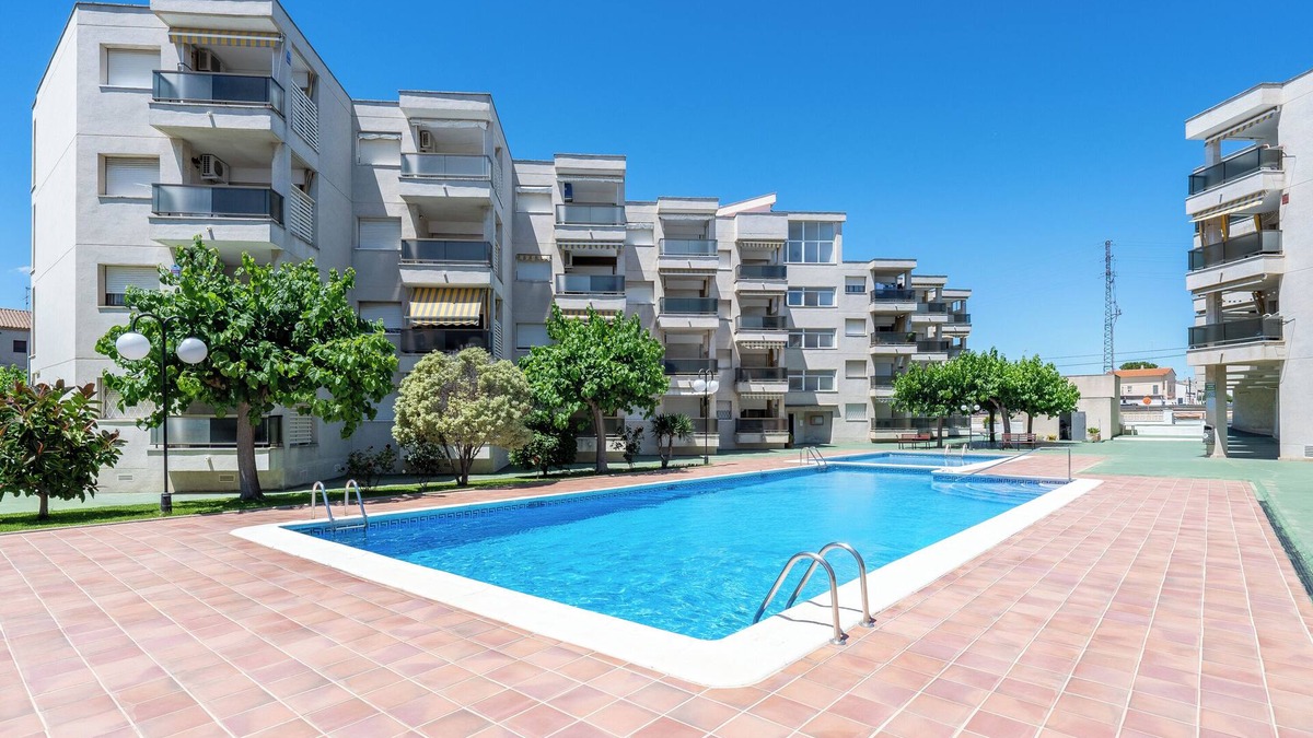 Creixell Apartment | Apartment 'Bumbai' with Shared Pool, Private Garden and Air Conditioning