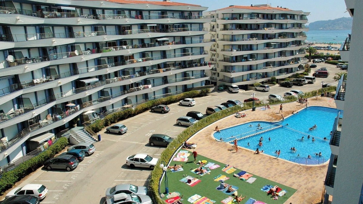 L'Estartit Apartment | Apartment by Beach with Pool in Costa Brava