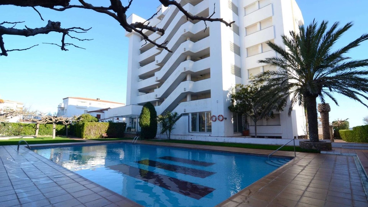 Pedrinya Apartment | Apartment by the Beach with Pool in Spain