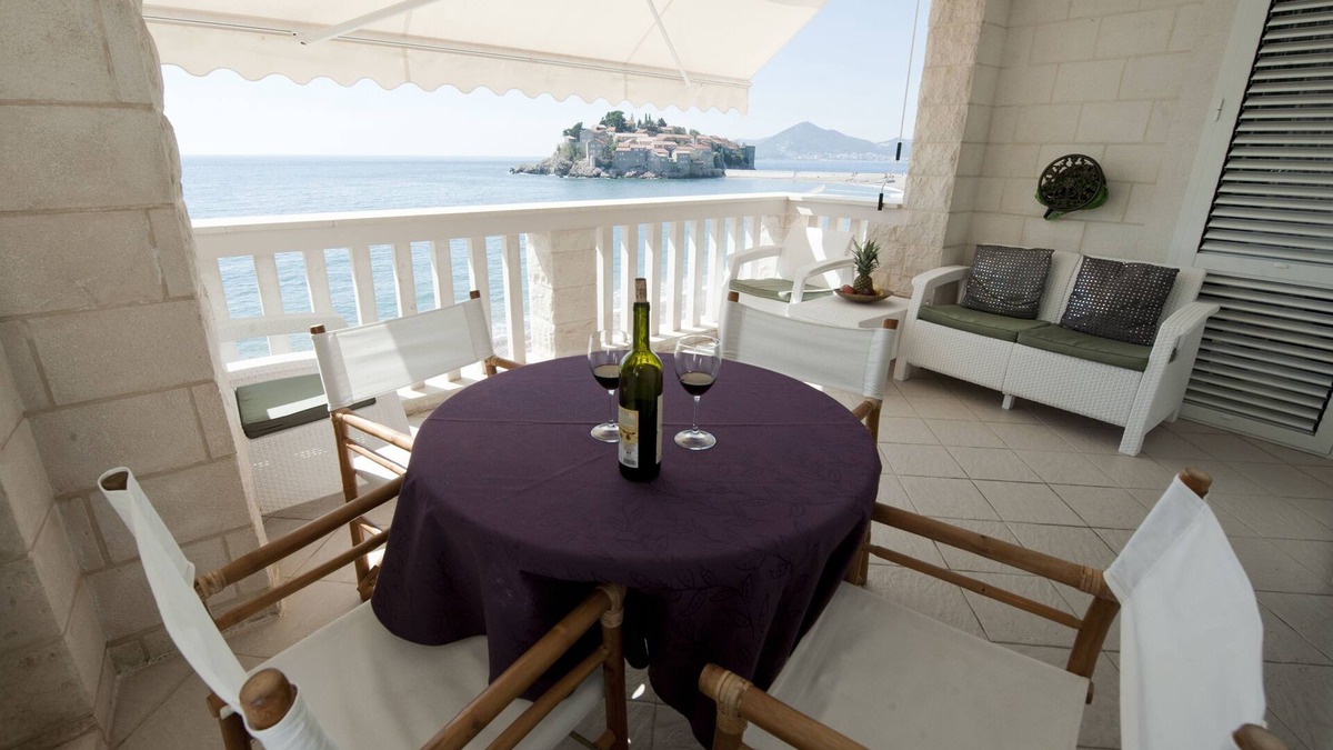 Sveti Stefan Apartment | Apartment by the sea