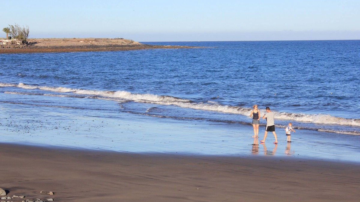 Tarajalillo Apartment | Apartment by the sea, heated pool, quiet, new, families and children.