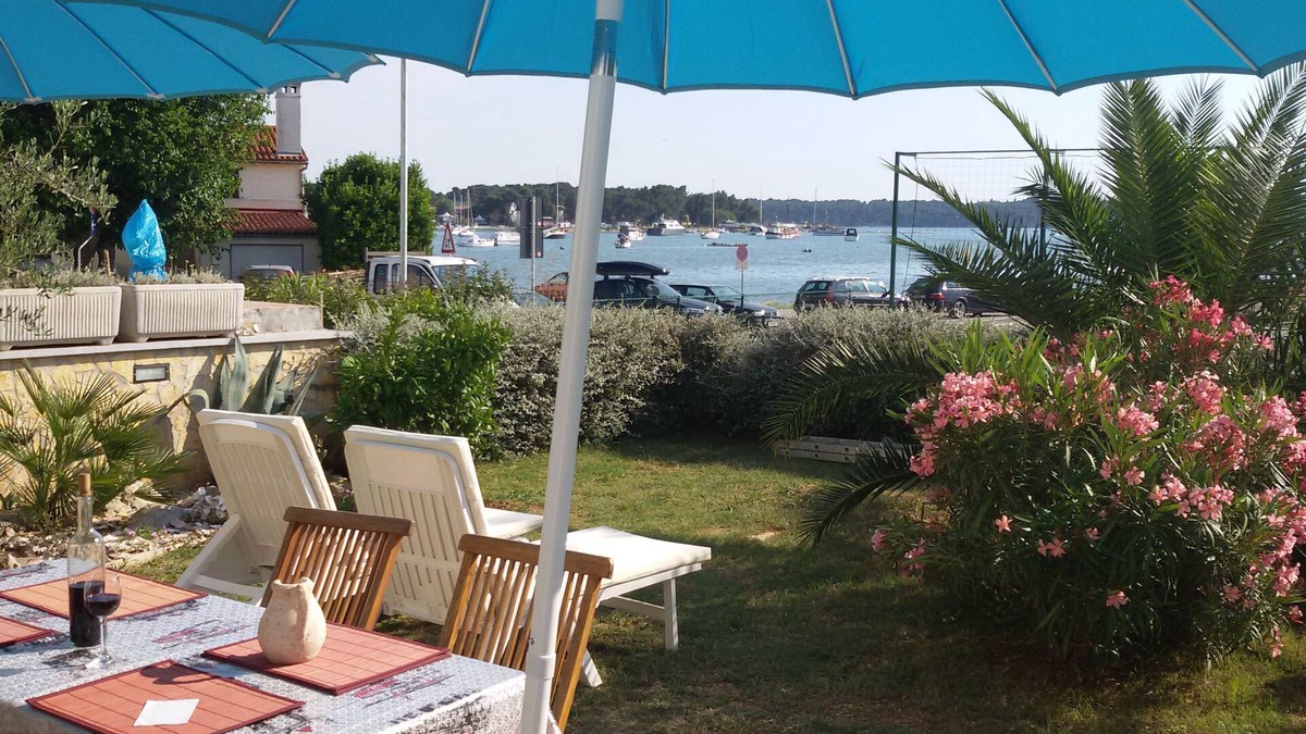 Medulin Apartment | Apartment by the sea with Mediterranean garden and barbecue area