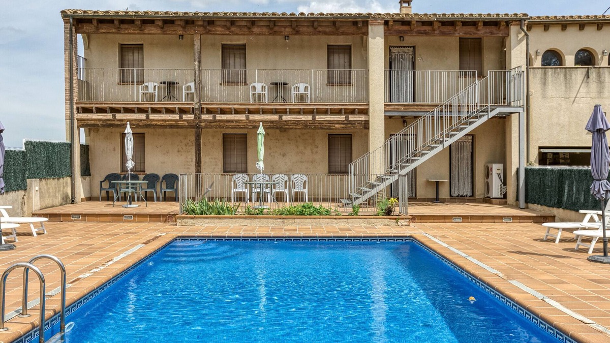 Torroella de Fluvia Apartment | Apartment 'Cal Ferrer 3 -paller' with Shared Pool, Wi-Fi and Air Conditioning