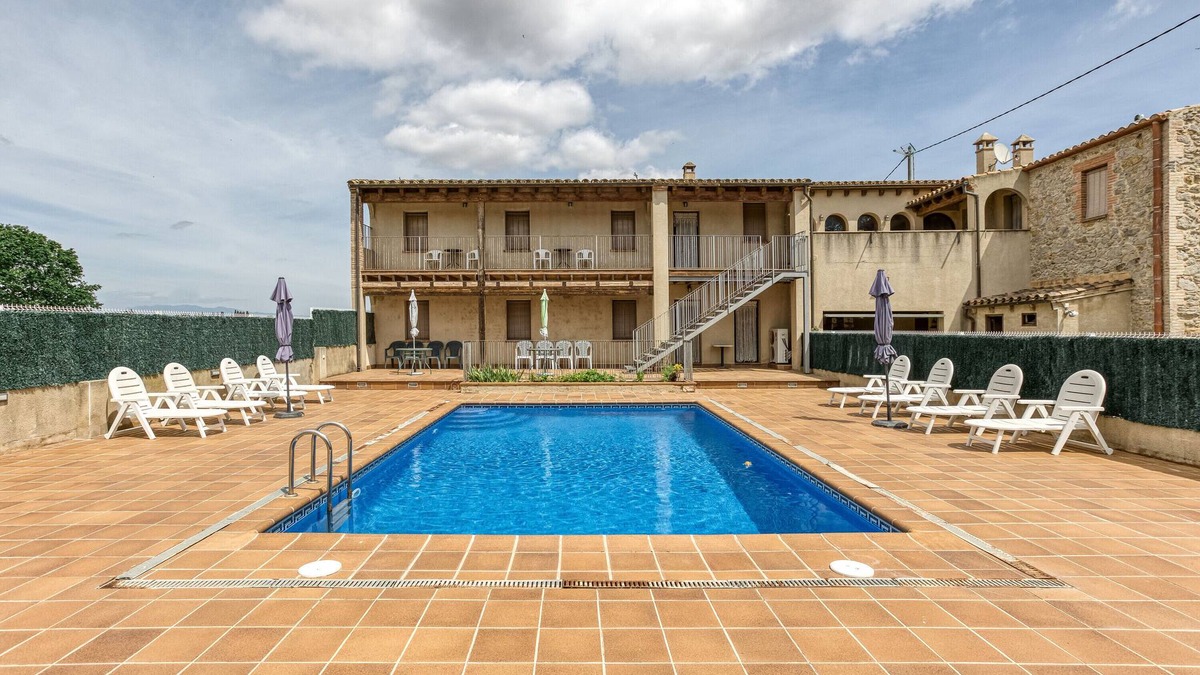 Torroella de Fluvia Apartment | Apartment 'Cal Ferrer 2 - Quadres' with Shared Pool, Wi-Fi and Air Conditioning