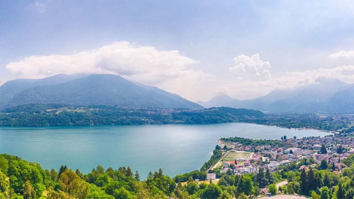 Calceranica al Lago Apartment | Apartment Calceranica Al Lago with Mountain View & Balconies