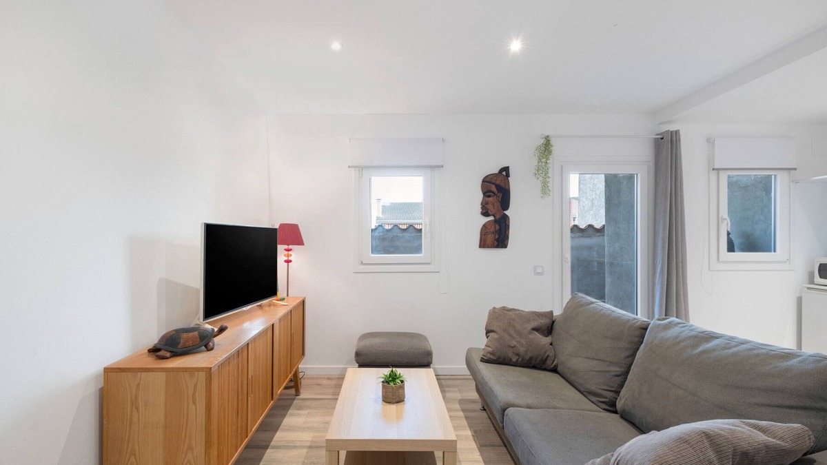 Sant Marti de Tous Apartment | Apartment 'Cal Brigida' with Mountain View, Wi-Fi and Air Conditioning