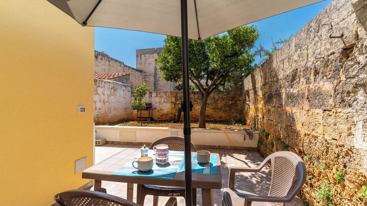 Acquarica del Capo Apartment | Apartment 'Casa Incanto' with Private Garden and Air Conditioning
