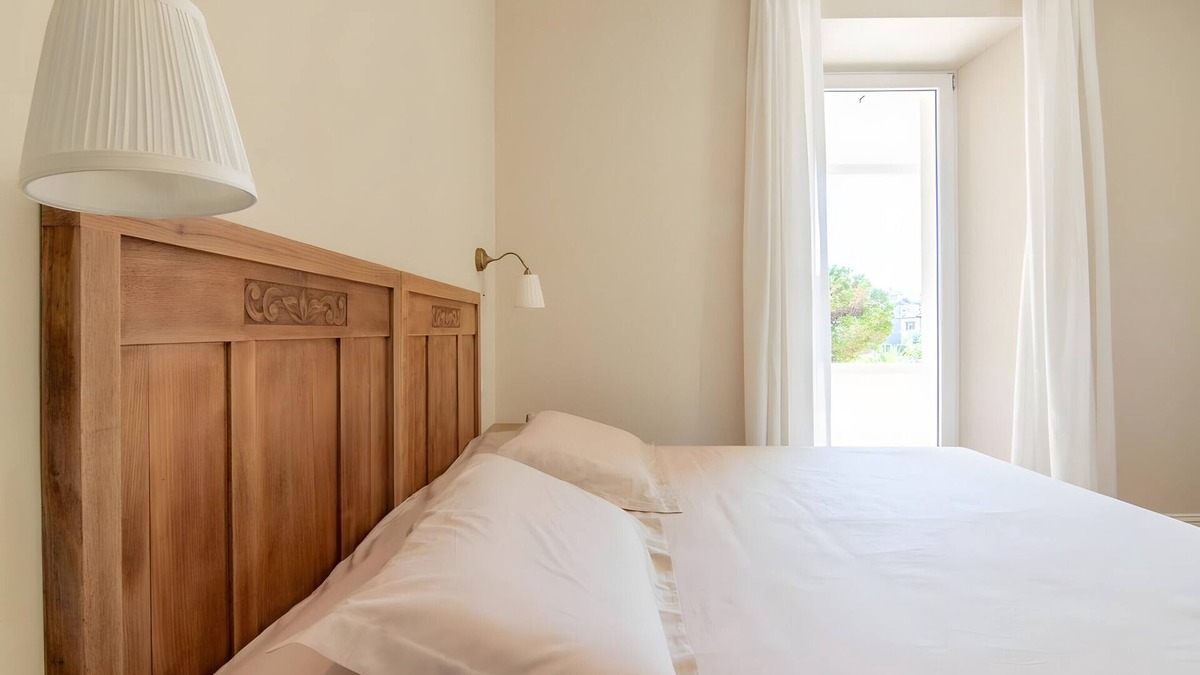 Domaso Bed & Breakfast | Apartment 'Camera Matrimoniale Vista Giardino' with Mountain View, Pool and Wi-Fi
