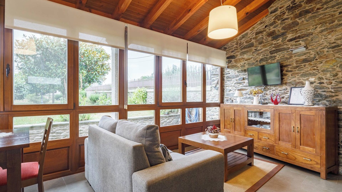 Ordes Apartment | Apartment 'Camino' with Shared Terrace, Private Garden and Wi-Fi
