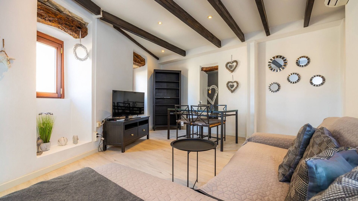 Moscari Apartment | Apartment 'Can Roses' with Private Terrace, Wi-Fi and Air Conditioning