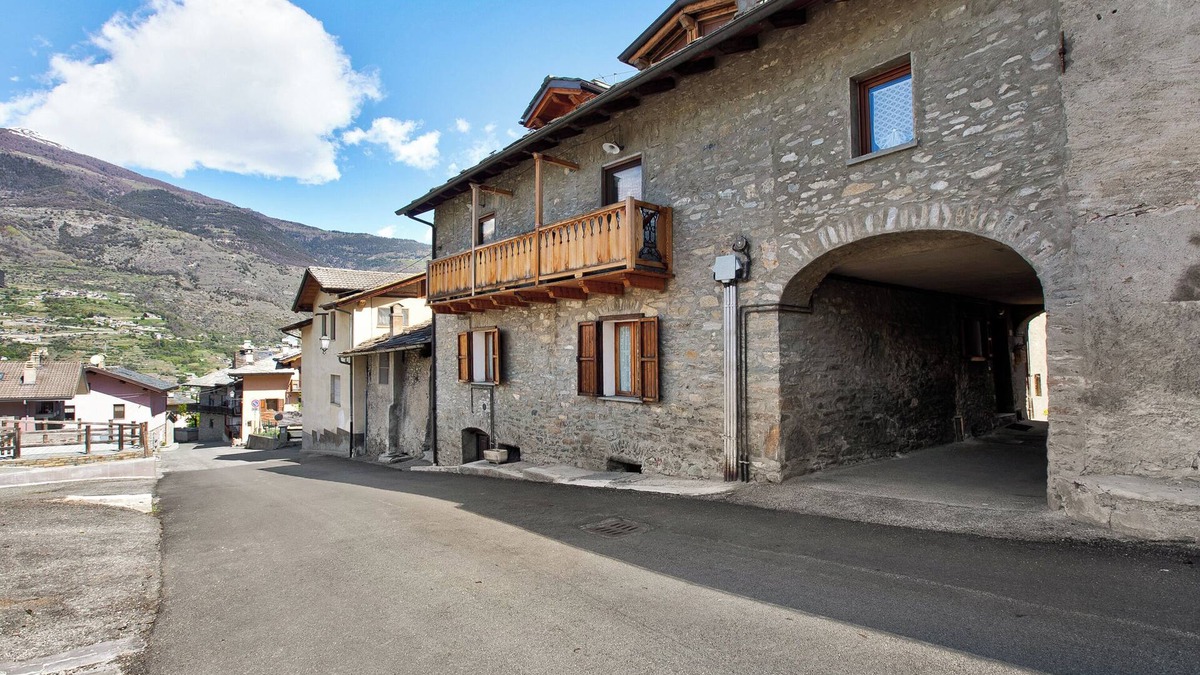 Pila Apartment | Apartment "Caratteristico e Accogliente" with Mountain View