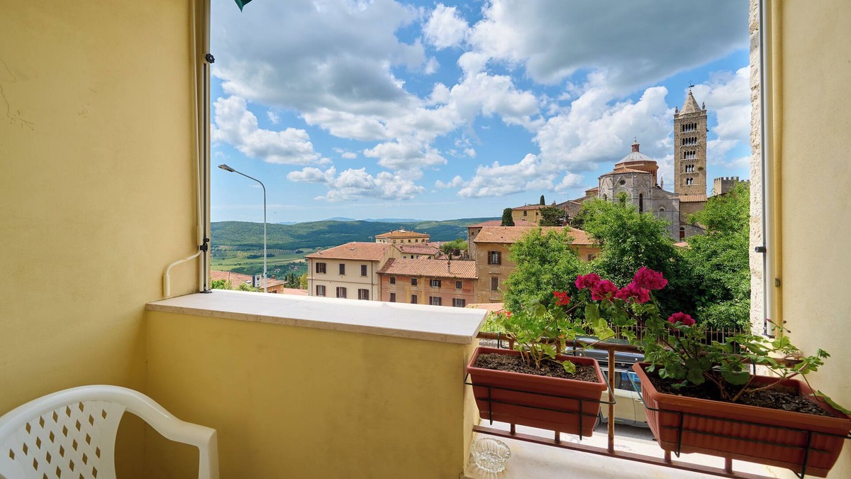 Massa Marittima Apartment | Apartment 'Carmelita' with Balcony and Wi-Fi