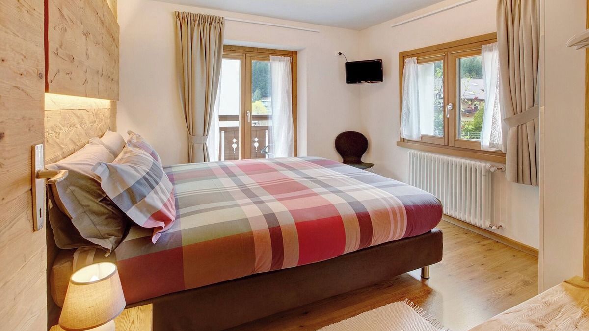 Isolaccia Apartment | Apartment "Casa Al Rin Ski Bike and Wellness" with Balcony & Wi-Fi