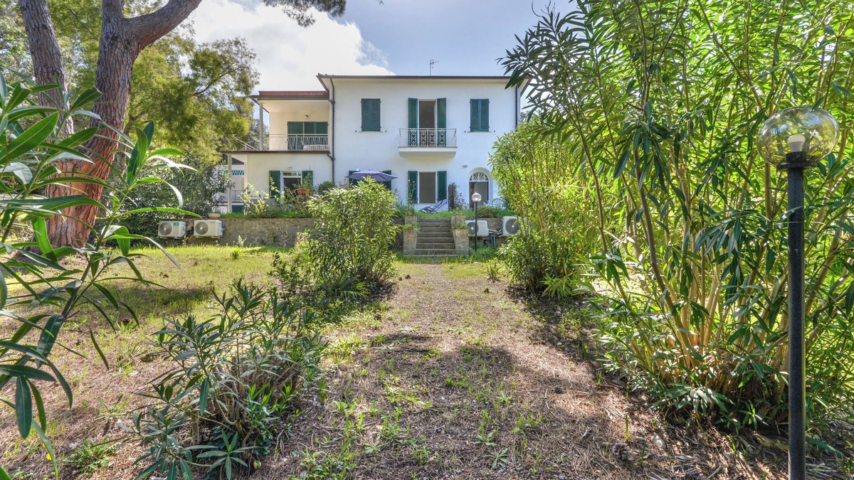 Marmi Apartment | Apartment 'Casa Annameri' with Private Garden, Wi-Fi and Air Conditioning