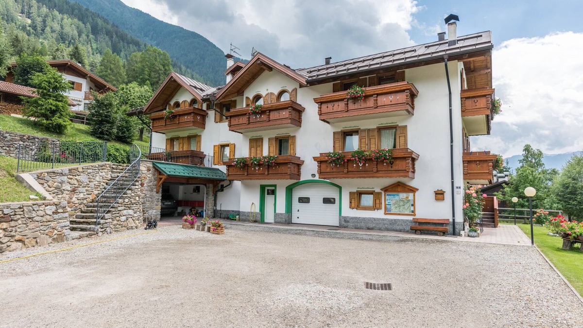 Cogolo Apartment | Apartment "Casa Bamby - Cevedale" with Balcony, Garden & Mountain View
