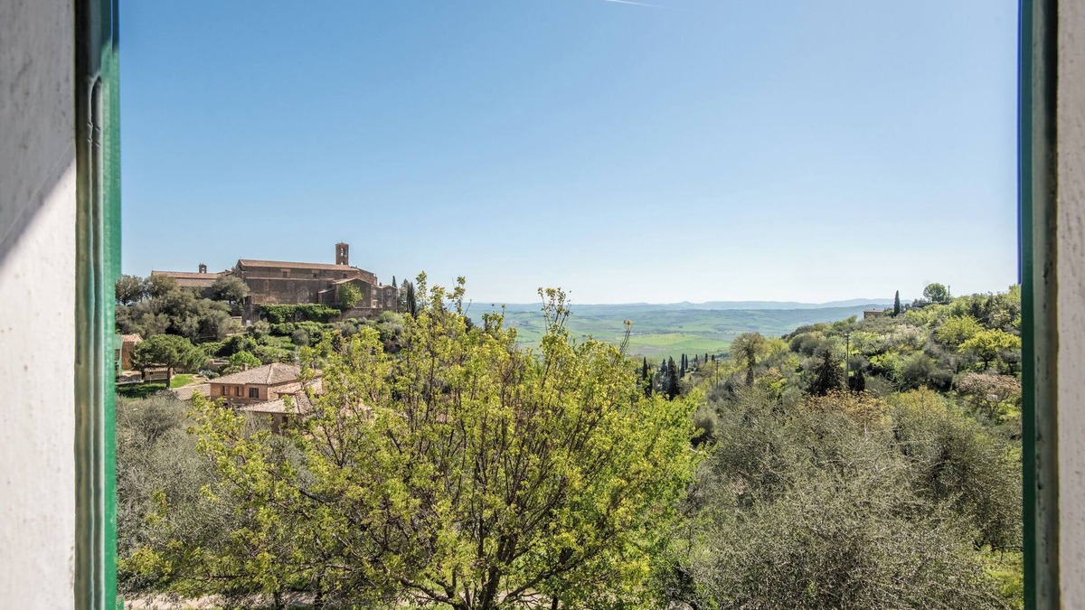 Montalcino Apartment | Apartment 'Casa Francesca' with Hills View & Courtyard