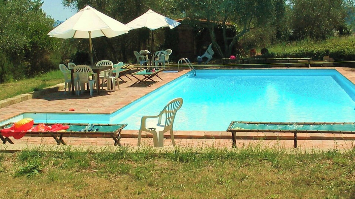 Murlo Apartment | Apartment 'Casa Gialla A Murlo' with Shared Pool, Wi-Fi and Air Conditioning
