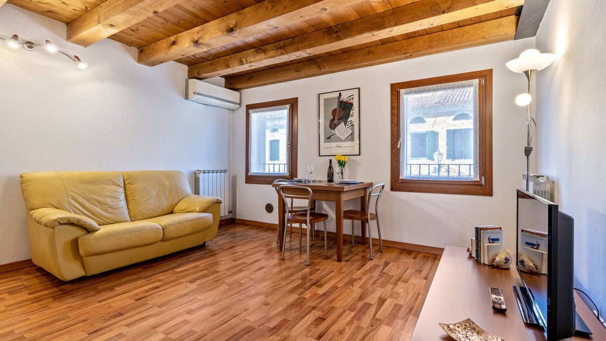 Mirano Apartment | Apartment "Casa Giuly" with Wi-Fi & Air Conditioning