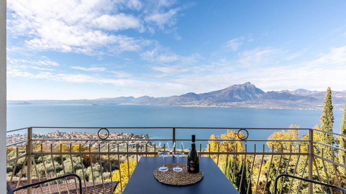 Torri del Benaco Apartment | Apartment 'Casa Serena' with Lake View, Wi-Fi and Air Conditioning