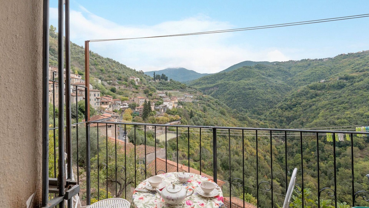 Apricale Apartment | Apartment 'Casa Reanna' with Mountain View, Balcony and Wi-Fi