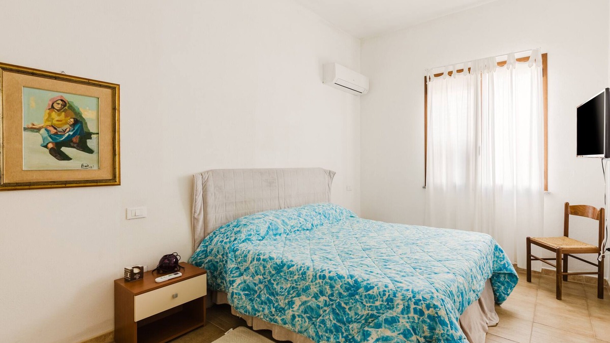 Solanas Apartment | Apartment 'Casa Rimedia' with Balcony, Wi-Fi and Air Conditioning