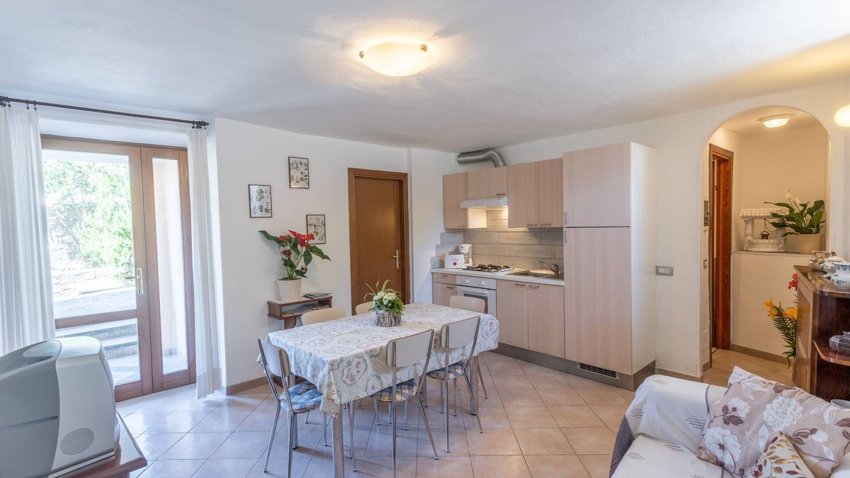Vesio Apartment | Apartment 'Casa Rita App 4 A' with Terrace, Garden and Shared Wi-Fi