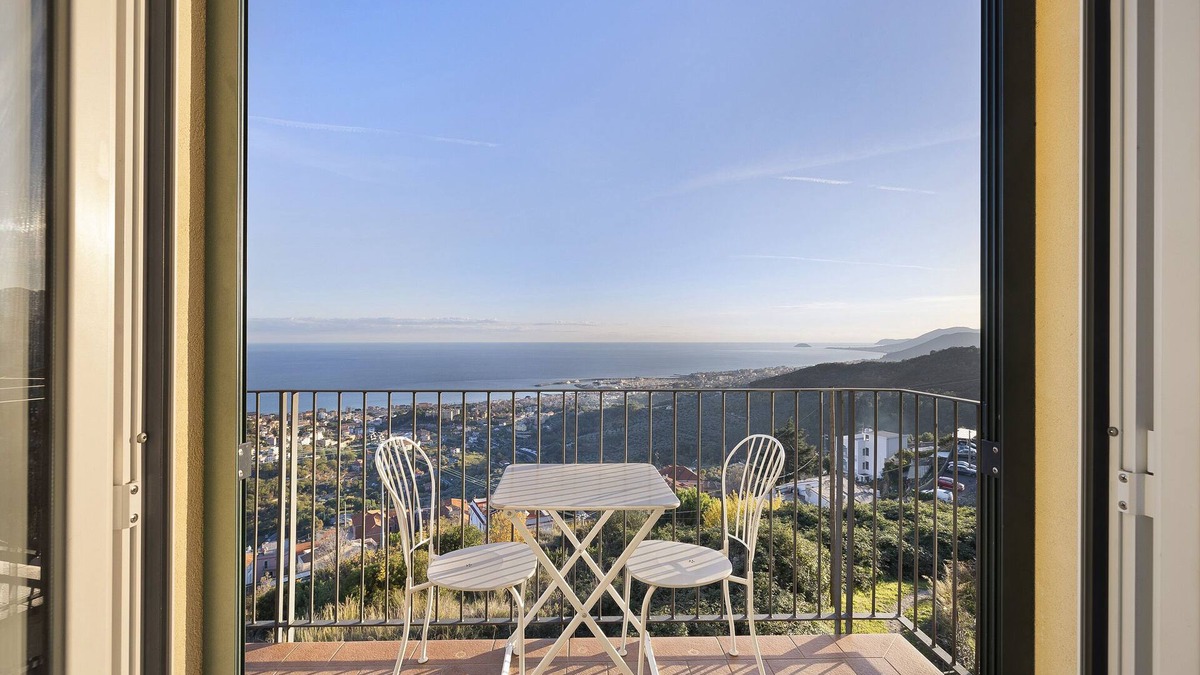 Ranzi Apartment | Apartment "Casa Santi Appartamento Olivo" with Sea View, Shared Pool & Wi-Fi