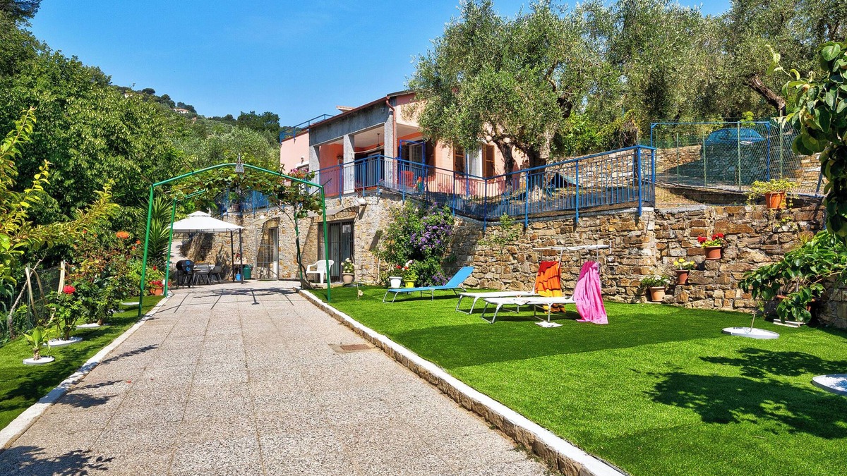Diano Marina Villa | Apartment "Casa Taggiasca" with Garden & Wi-Fi