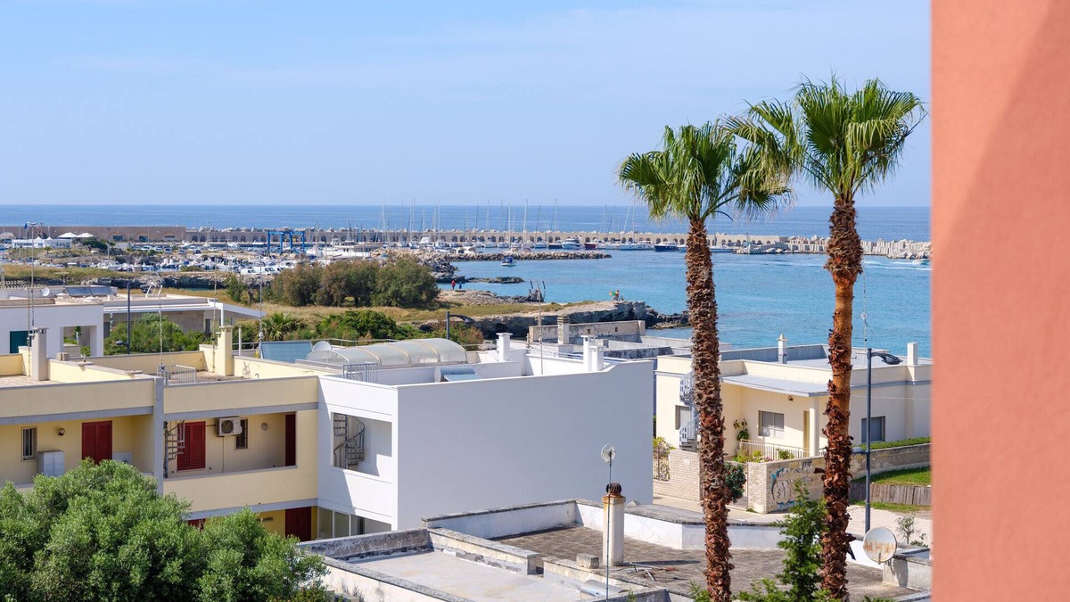 San Foca Apartment | Apartment 'Casa Tra Cielo E Mare' with Sea View, Private Terrace and Wi-Fi