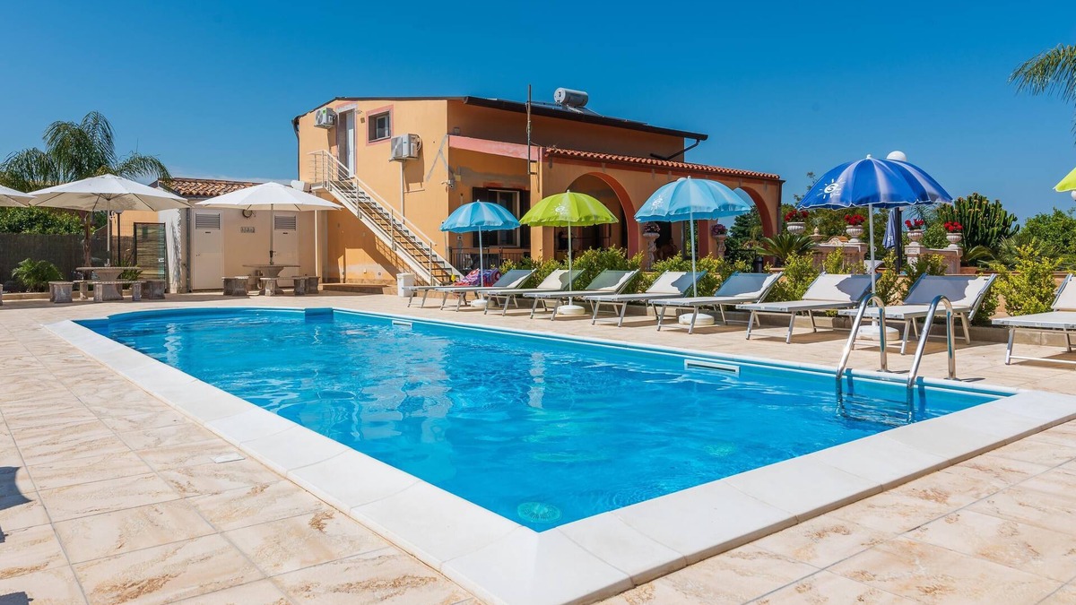 Syracuse Apartment | Apartment Casa Vacanza CeG con Piscina with Pool, Jacuzzi, Garden & Wi-Fi
