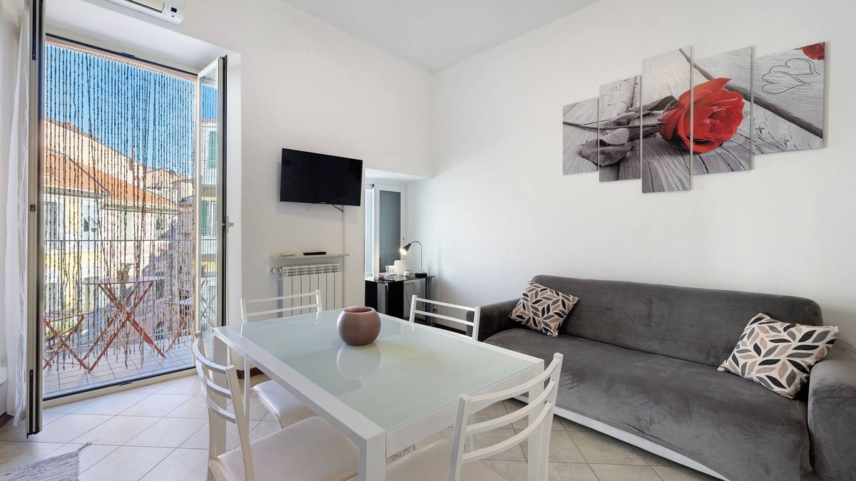Loano Apartment | Apartment 'Casa Vacanza Nel Cuore Di Loano' with Balcony, Wi-Fi and Air Conditioning