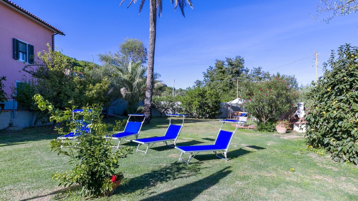 Campo nell'Elba Apartment | Apartment "Casale al Mare Cm4" in a Country House with Garden