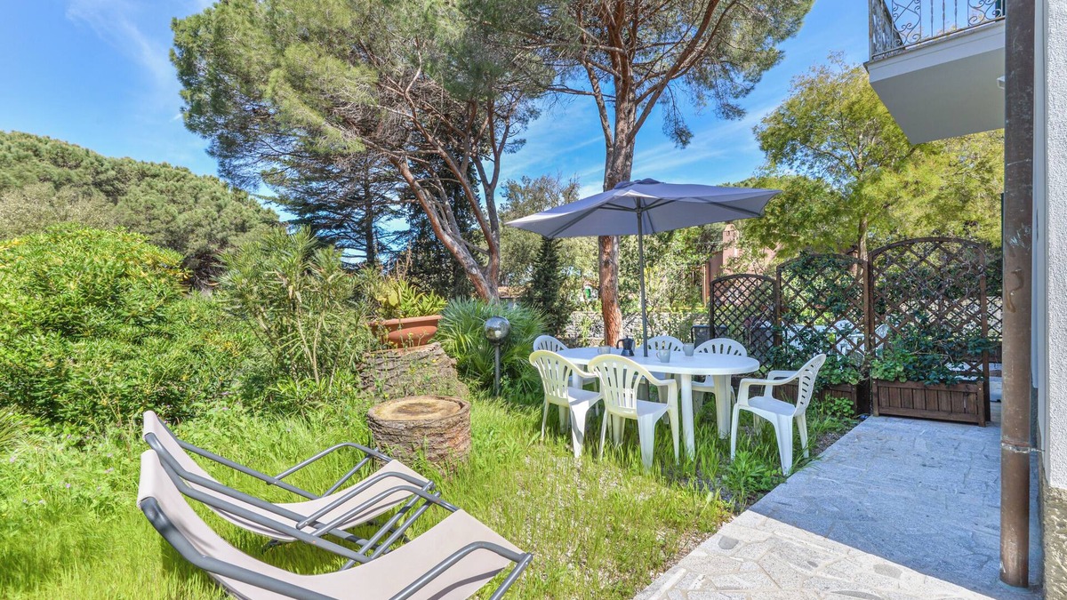 Marmi Apartment | Apartment 'Cesarina Trilo' with Private Garden, Wi-Fi and Air Conditioning