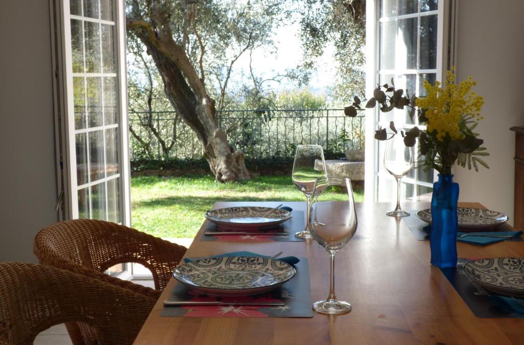 Chateauneuf-Grasse Apartment | Apartment Cézanne with heated pool and private garden