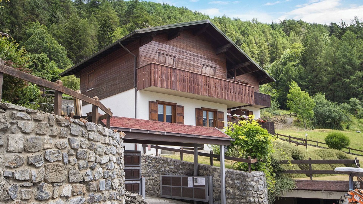 Bormio Ski Chalet | Apartment 'Chalet Holly' with Mountain View, Shared Garden and Wi-Fi