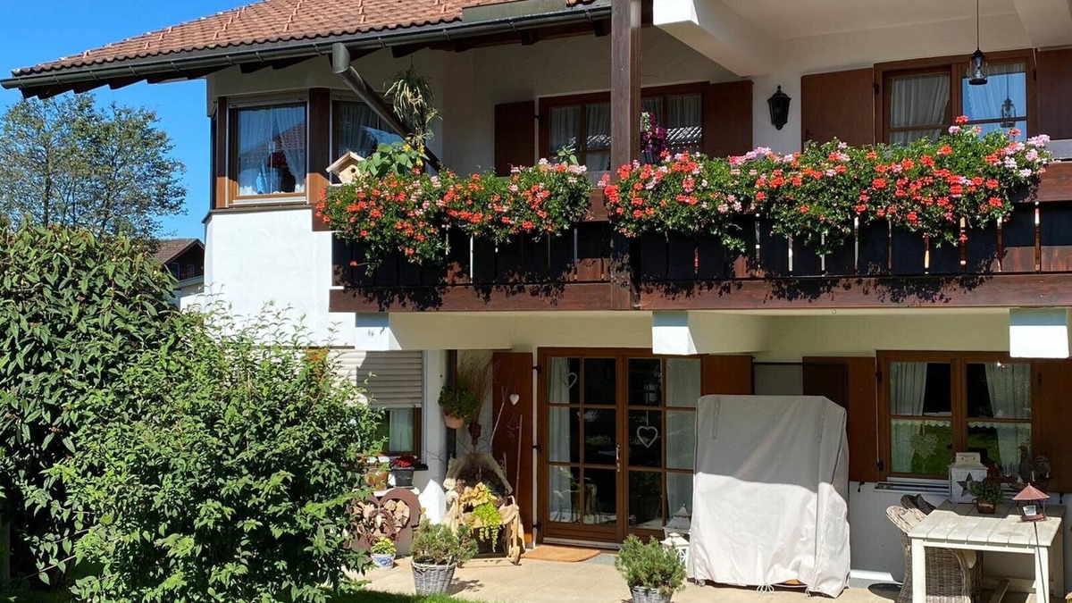 Burgberg Apartment | Apartment 'Chaletwohnung Alpenglück' with Private Terrace, Private Garden and Wi-Fi