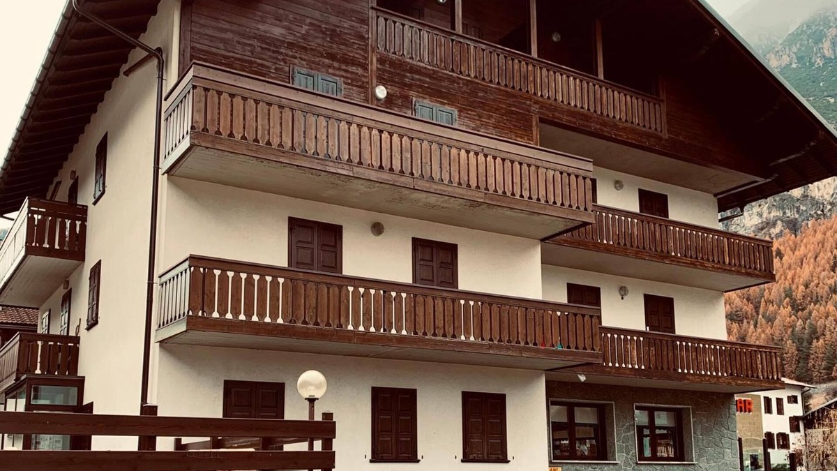Isolaccia Apartment | Apartment 'Cima De' Piazzi' with Mountain View, Balcony and Wi-Fi