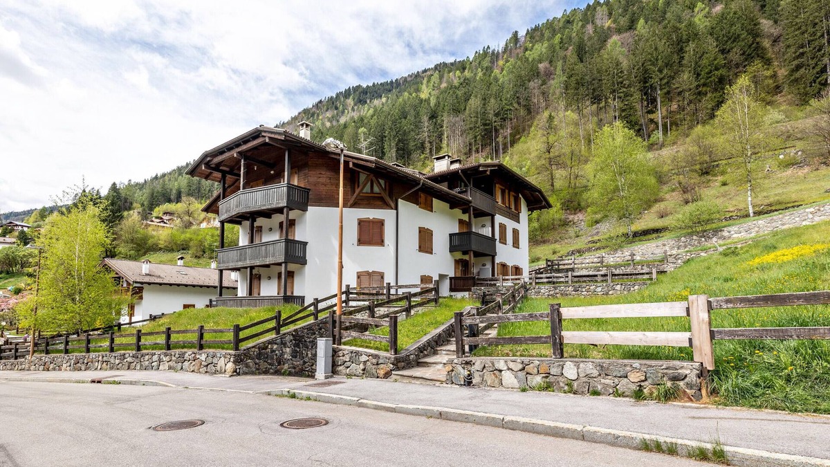 Borzago Apartment | Apartment 'Collini Le Betulle' with Mountain View, Private Garden and Balcony