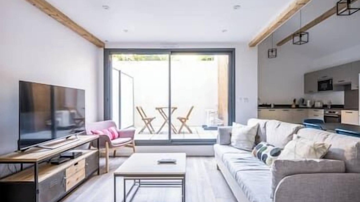 Centre Ville Apartment | Apartment Comfortable in the centre of Pau: parking, AC.