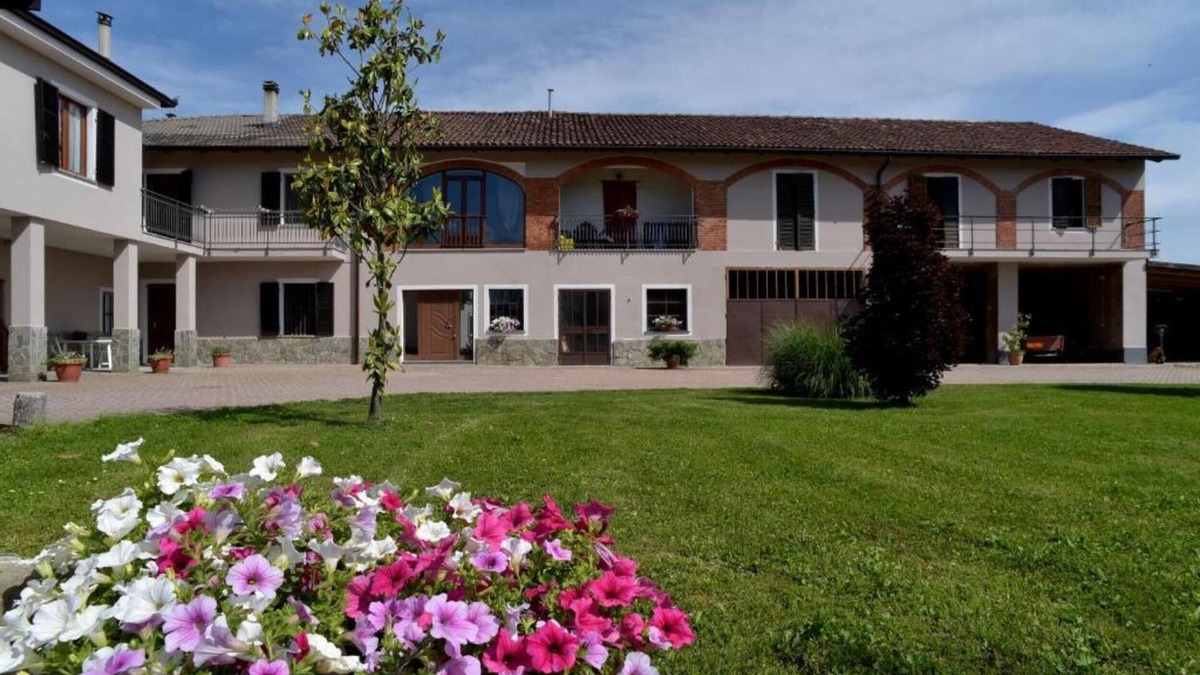Castell'Alfero Apartment | Apartment 'Country House Bea' with Shared Pool, Shared Garden and Wi-Fi