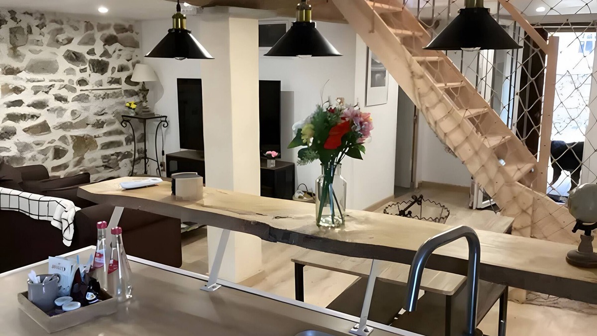 Saint-Romain Apartment | Apartment 'De Charme Saint-Romain' with Wi-Fi and Air Conditioning