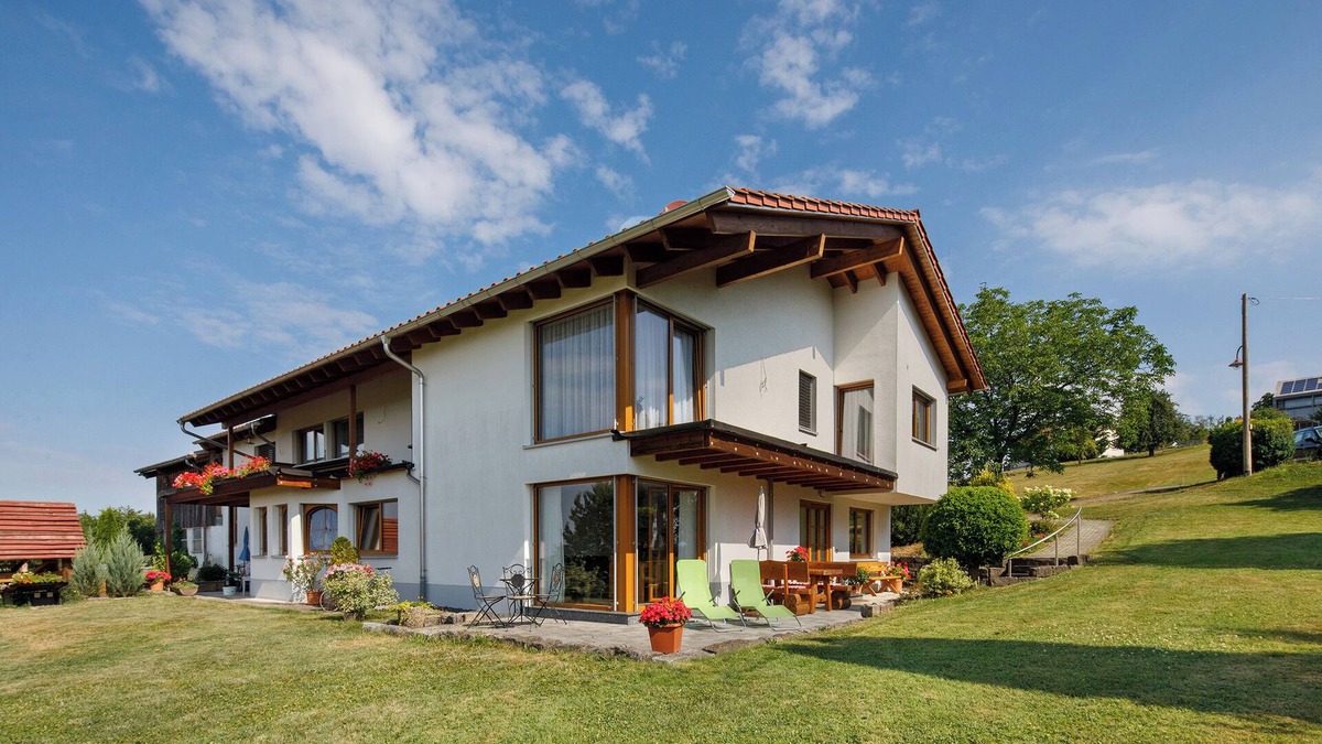 Ebersbach an der Fils Apartment | Apartment 'Kiesel' with Private Terrace and Wi-Fi