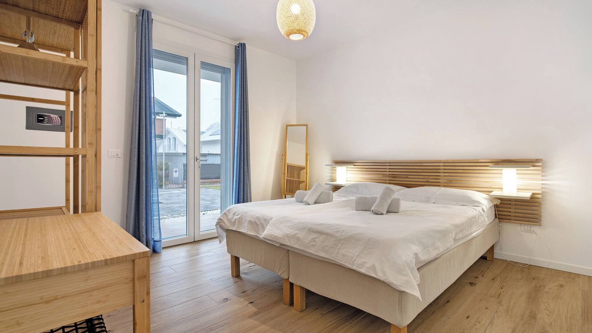 Lido di Jesolo Apartment | Apartment 'Deluxe 6' with Shared Garden, Wi-Fi and Air Conditioning